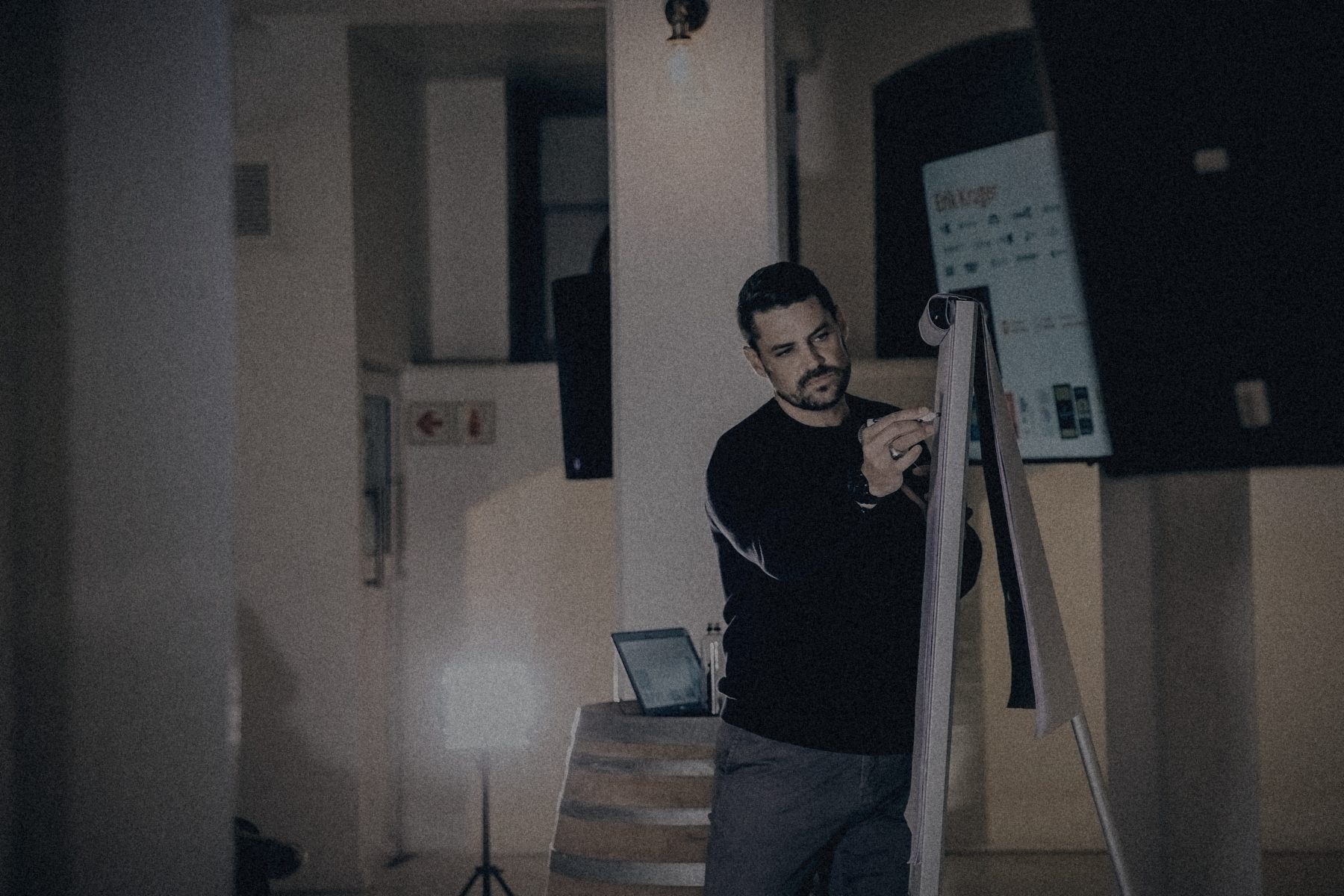 Erik Kruger writing on a flipchart during a team session