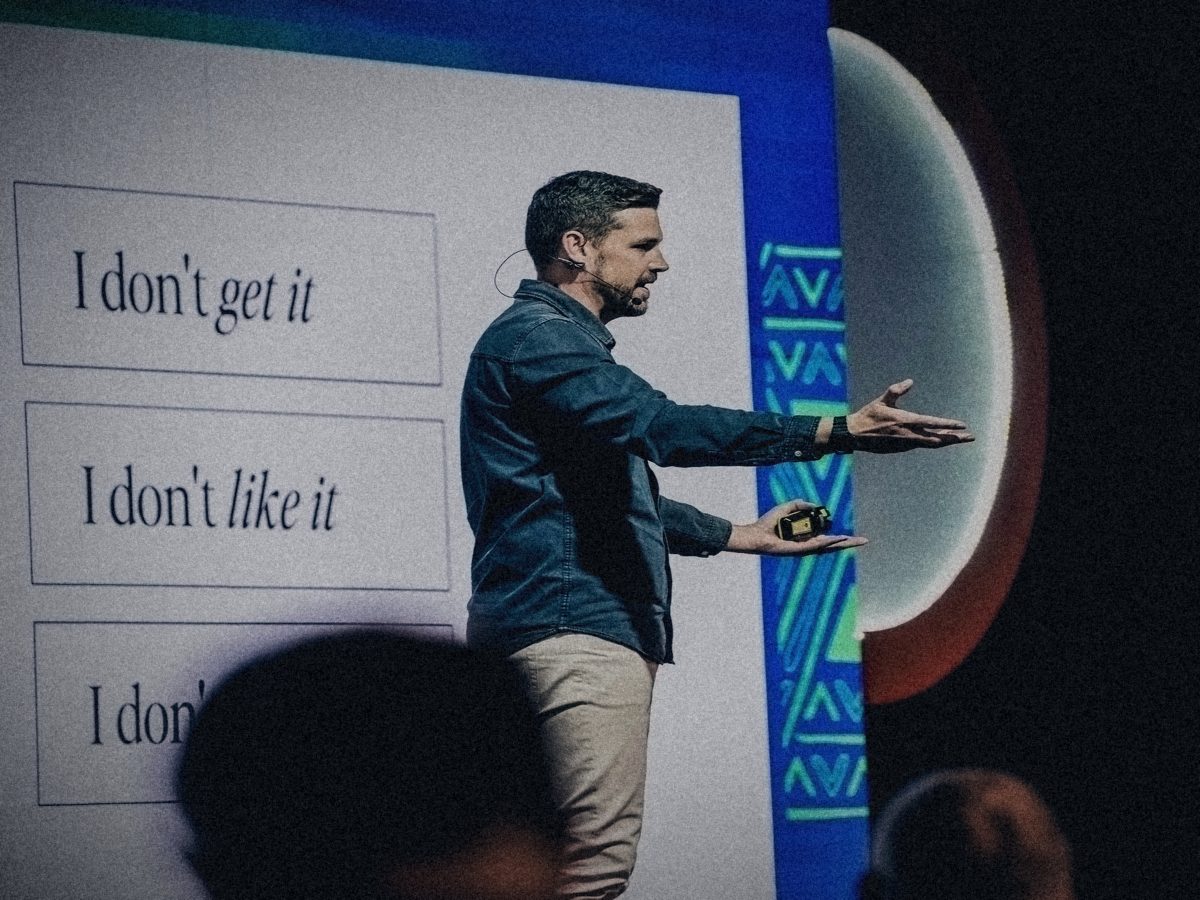 Erik Kruger presenting a keynote on change to a live audience