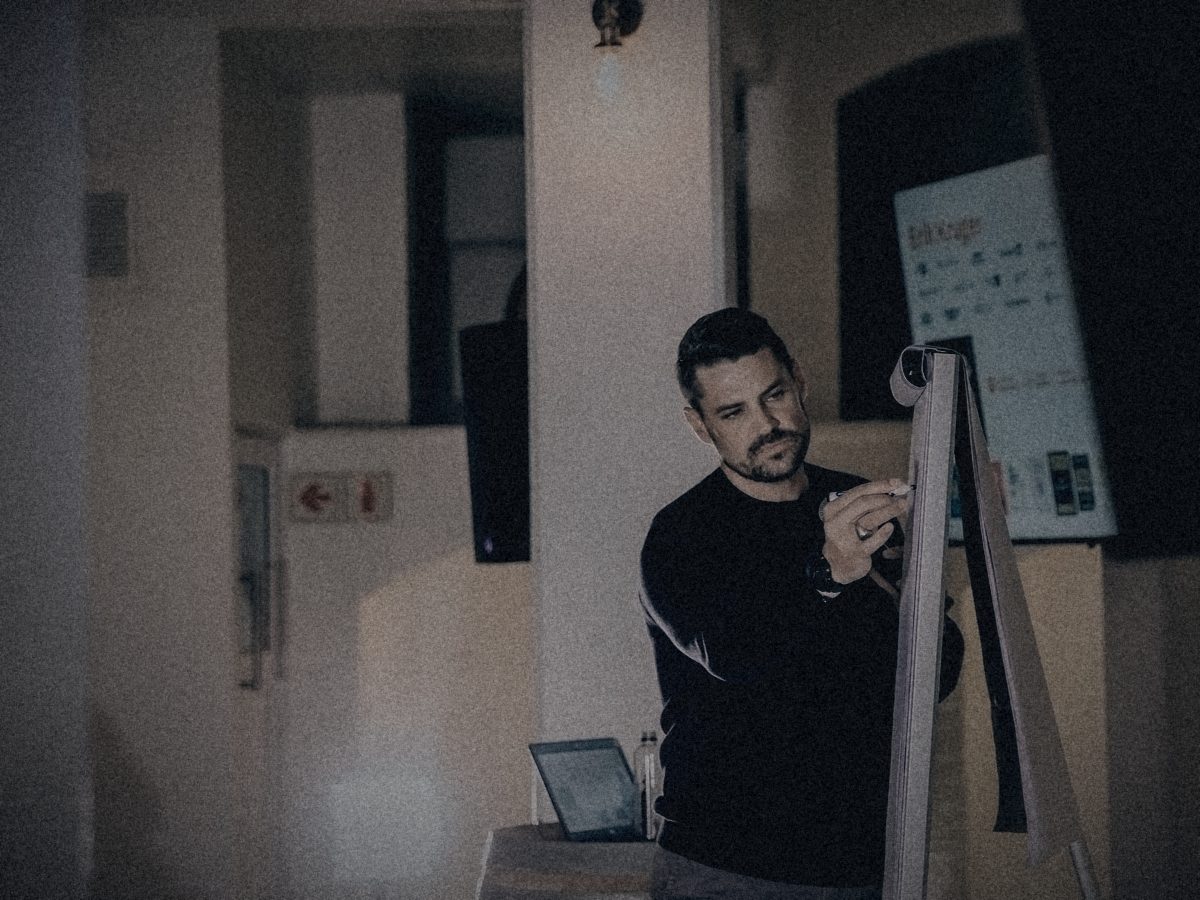Erik Kruger writing on a flipchart during a leadership workshop