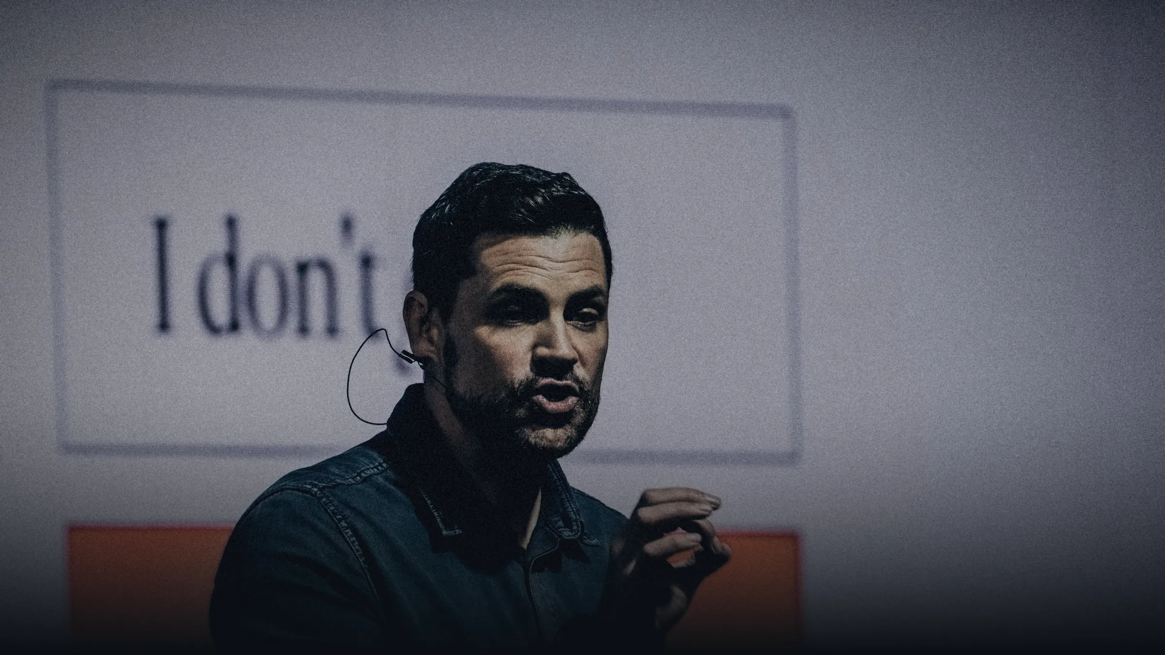 Erik Kruger making a point on stage during a keynote on change
